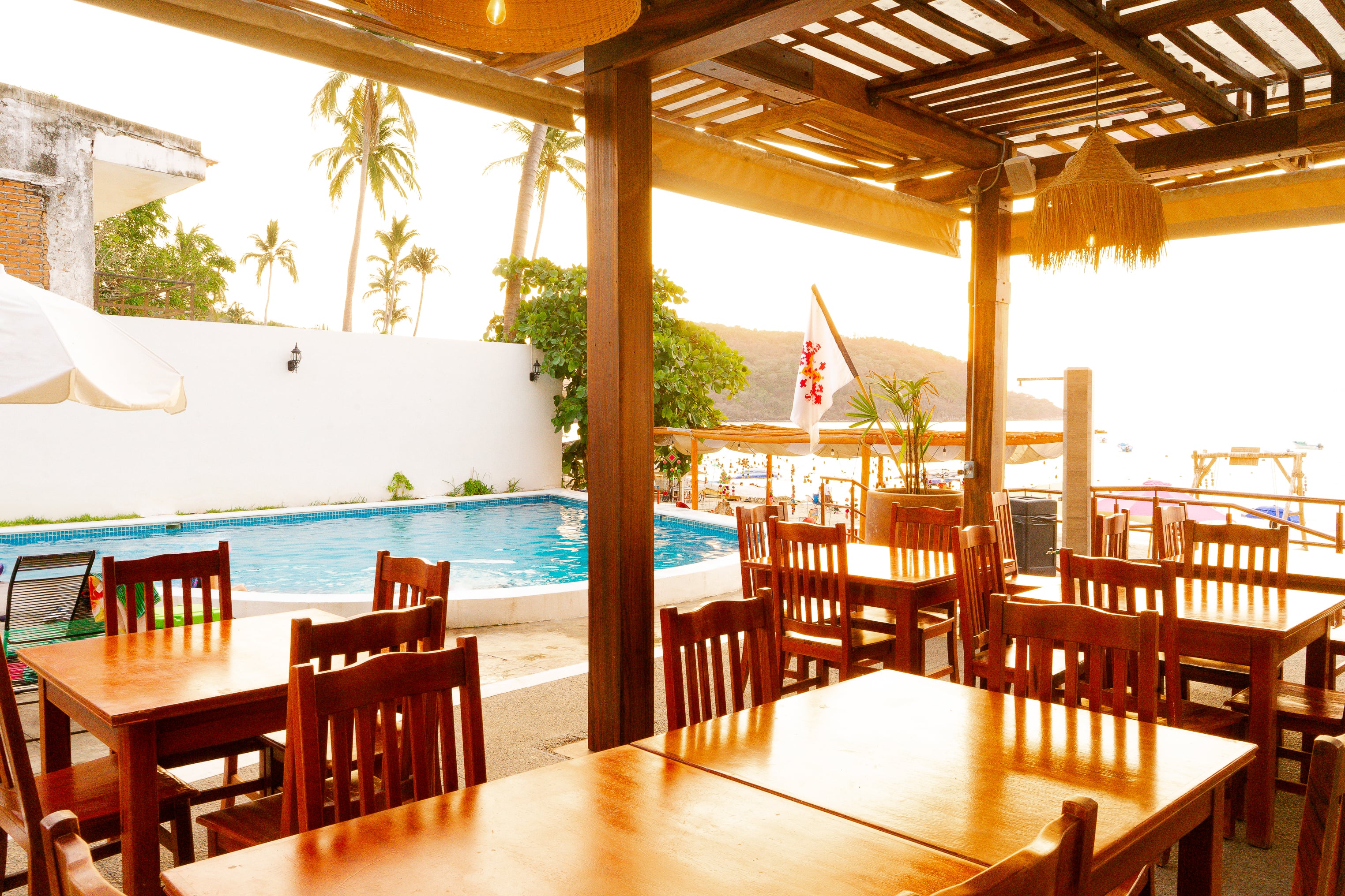 restaurante-con-vista-a-la-aberca-y-el-mar