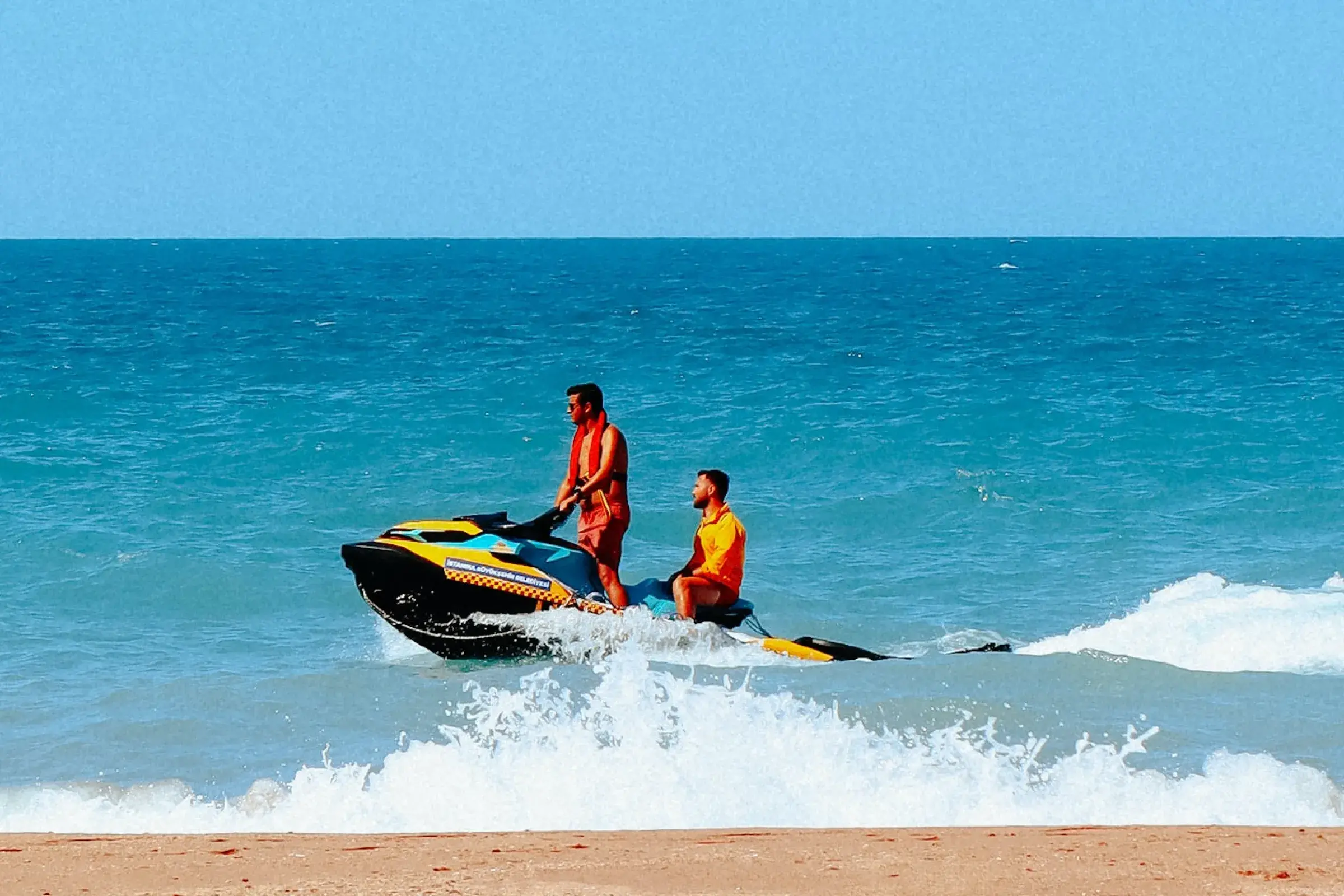 dos-hombres-en-jet-ski