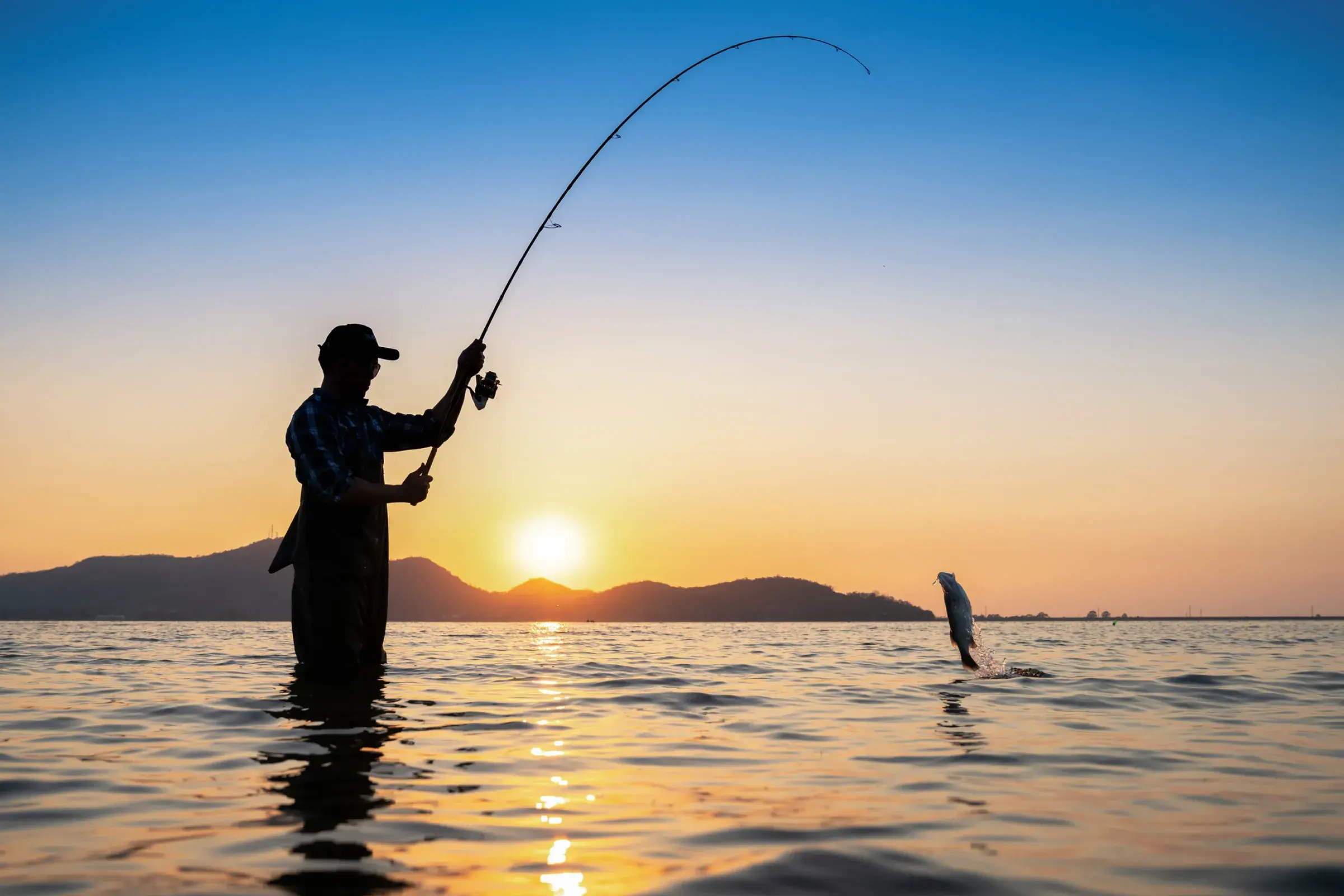 personas-pescando-al-atardecer