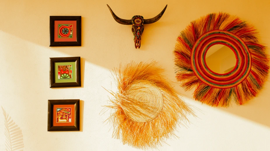 decoracion-con-cuadros-y-arte-indigena-de-la-region-en-la-pared