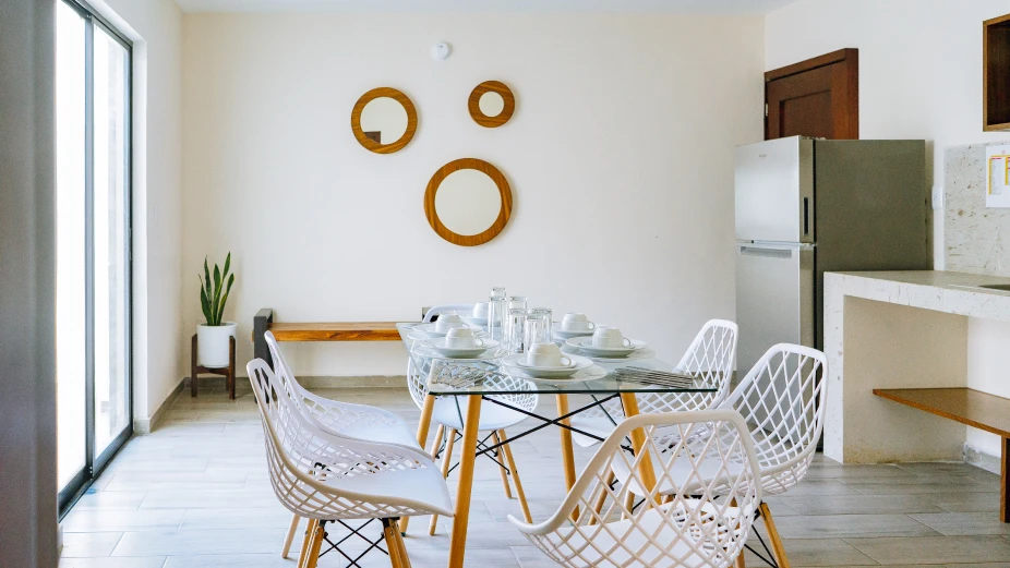 comedor-blanco-con-amenidades-de-cocina-y-decoracion-nayarita
