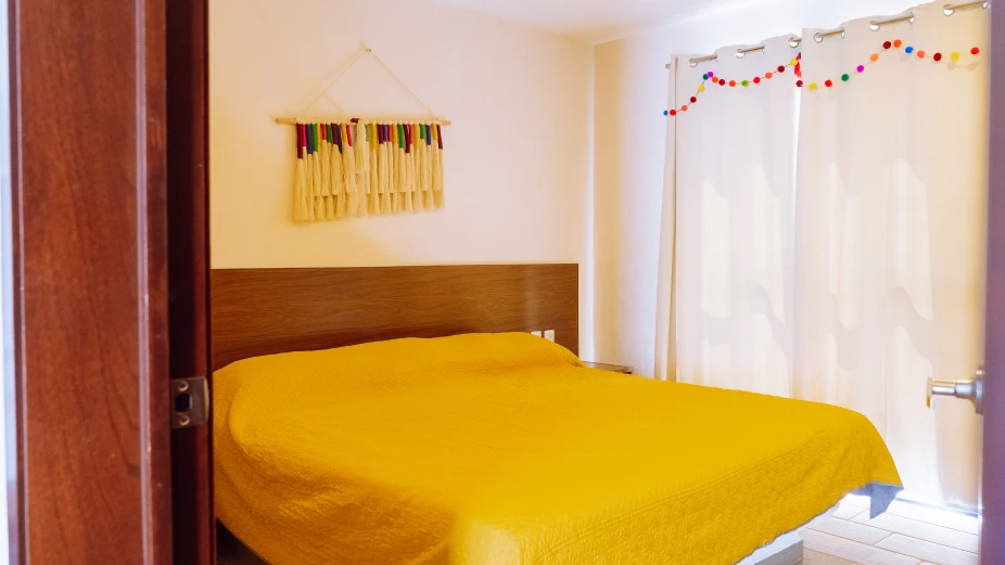habitacion-de-cama-king-size-con-edredon-amarillo