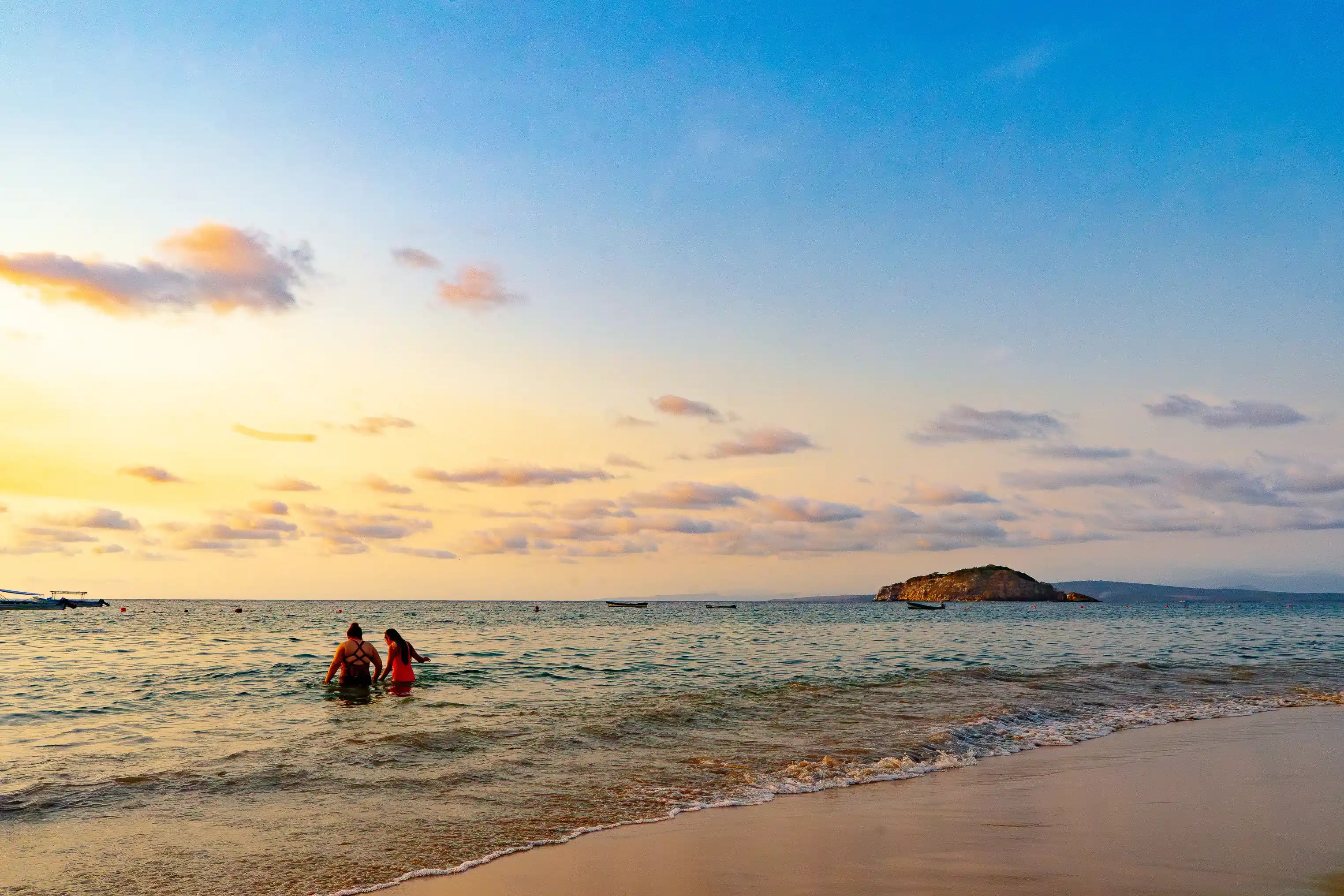 hermoso-atardecer-en-playa-de-los-ayala