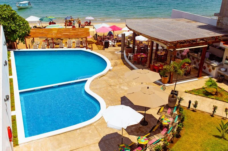 vista-de-la-piscina-y-restaurante-de-santa-martha
