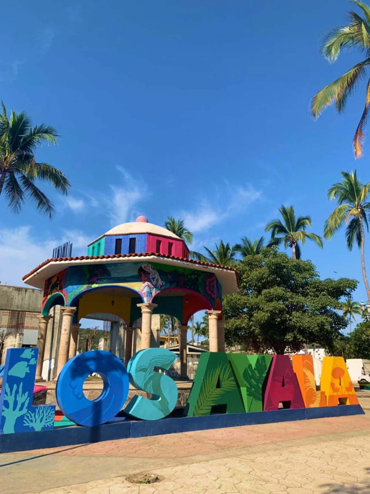 giant-letters-of-the-ayalas